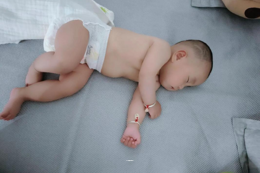 博尔塔拉蒙古没满月的宝宝 博尔塔拉蒙古没满月的宝宝